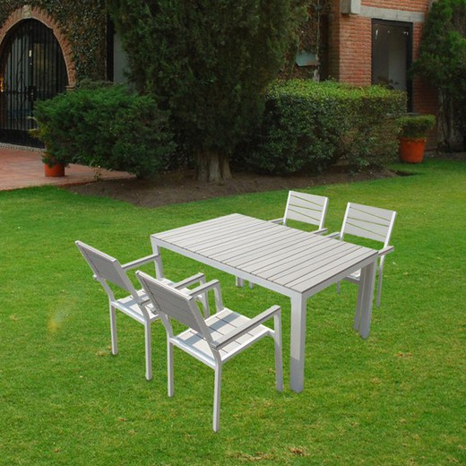 Gedeckter Tisch und Stühle Garten polywood
