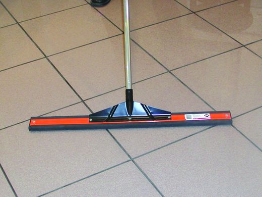 Spatules et éponges pour le nettoyage de la céramique