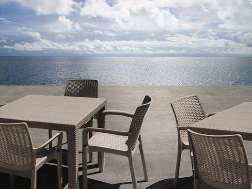 Table élégante en rotin 80x80 par Plasmir